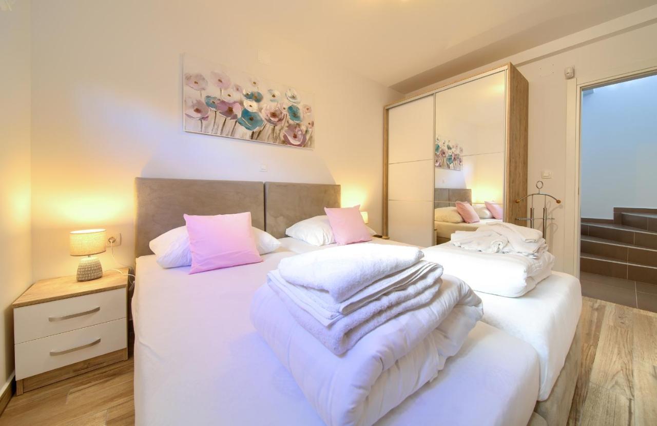 Villa Solis Lacus Modern Apartment - Private Heated Pool - Smart Tv Sky X - Free Parking Njivice Kültér fotó