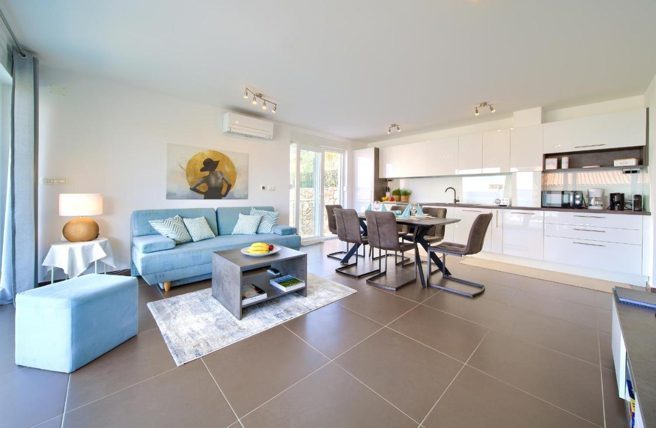 Villa Solis Lacus Modern Apartment - Private Heated Pool - Smart Tv Sky X - Free Parking Njivice Kültér fotó