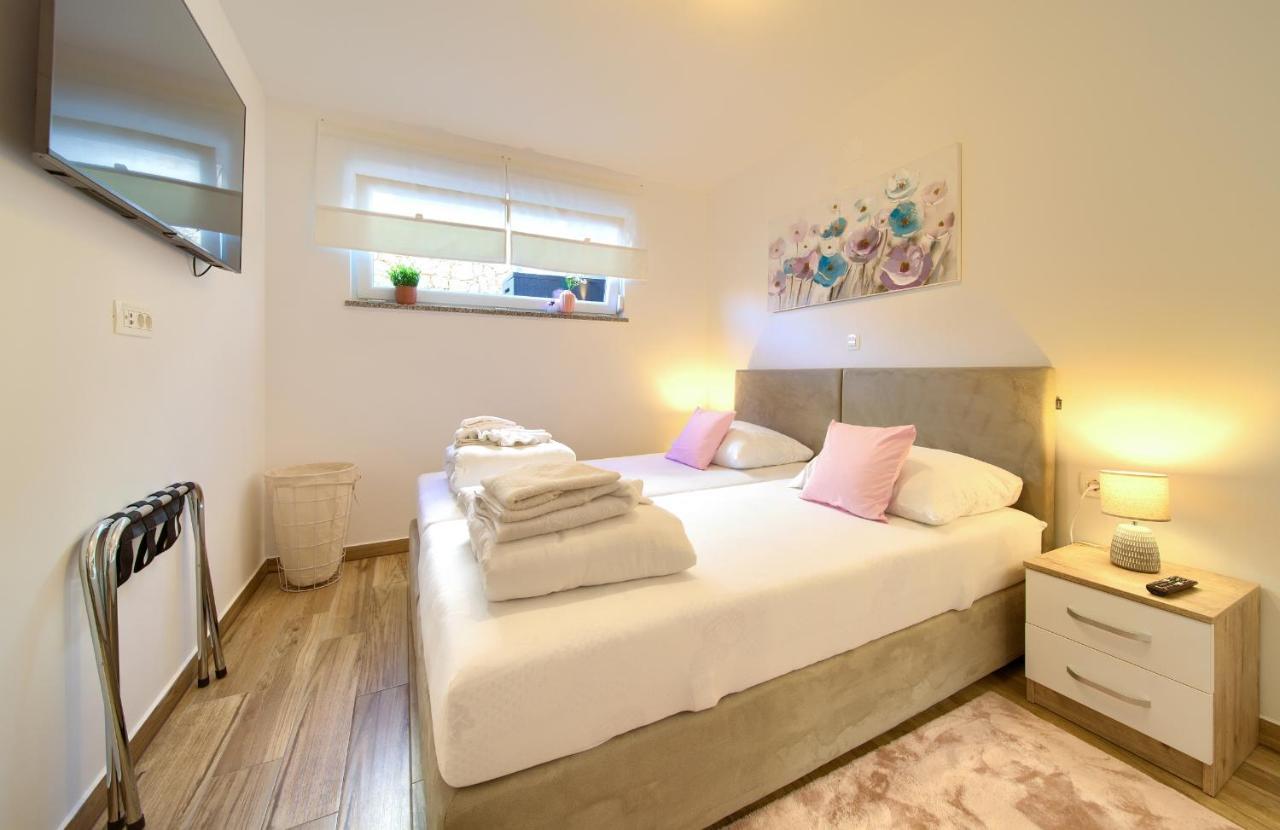 Villa Solis Lacus Modern Apartment - Private Heated Pool - Smart Tv Sky X - Free Parking Njivice Kültér fotó