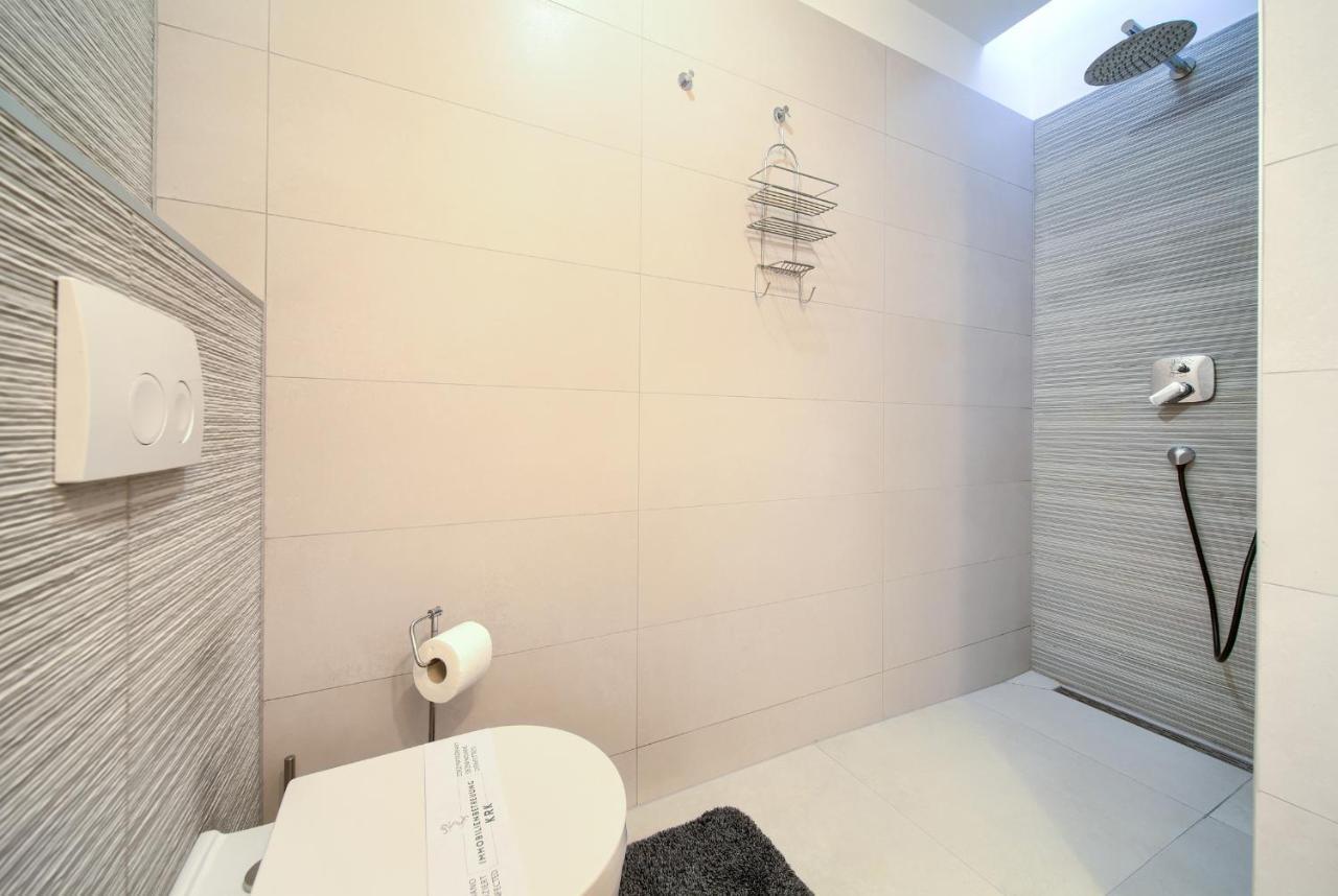 Villa Solis Lacus Modern Apartment - Private Heated Pool - Smart Tv Sky X - Free Parking Njivice Kültér fotó