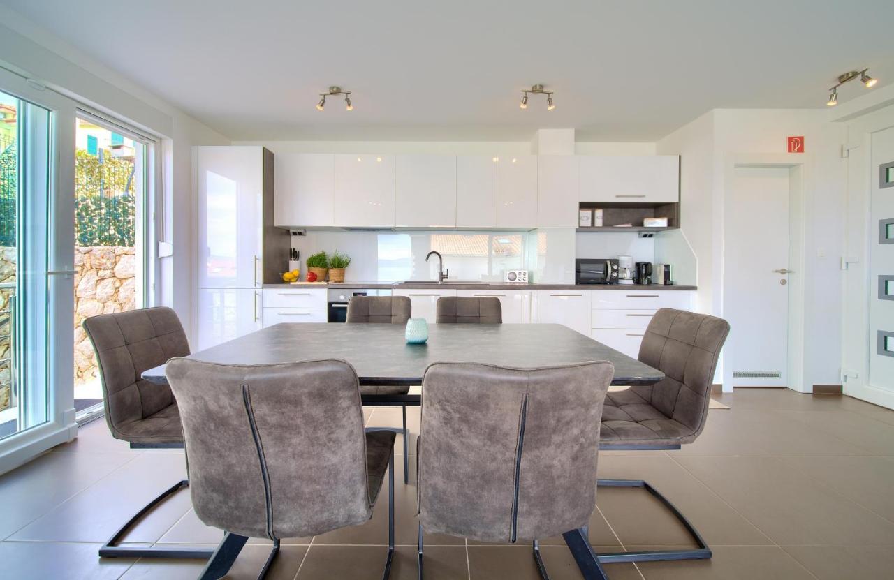 Villa Solis Lacus Modern Apartment - Private Heated Pool - Smart Tv Sky X - Free Parking Njivice Kültér fotó