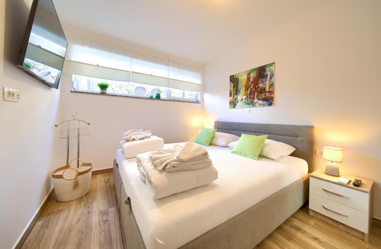 Villa Solis Lacus Modern Apartment - Private Heated Pool - Smart Tv Sky X - Free Parking Njivice Kültér fotó