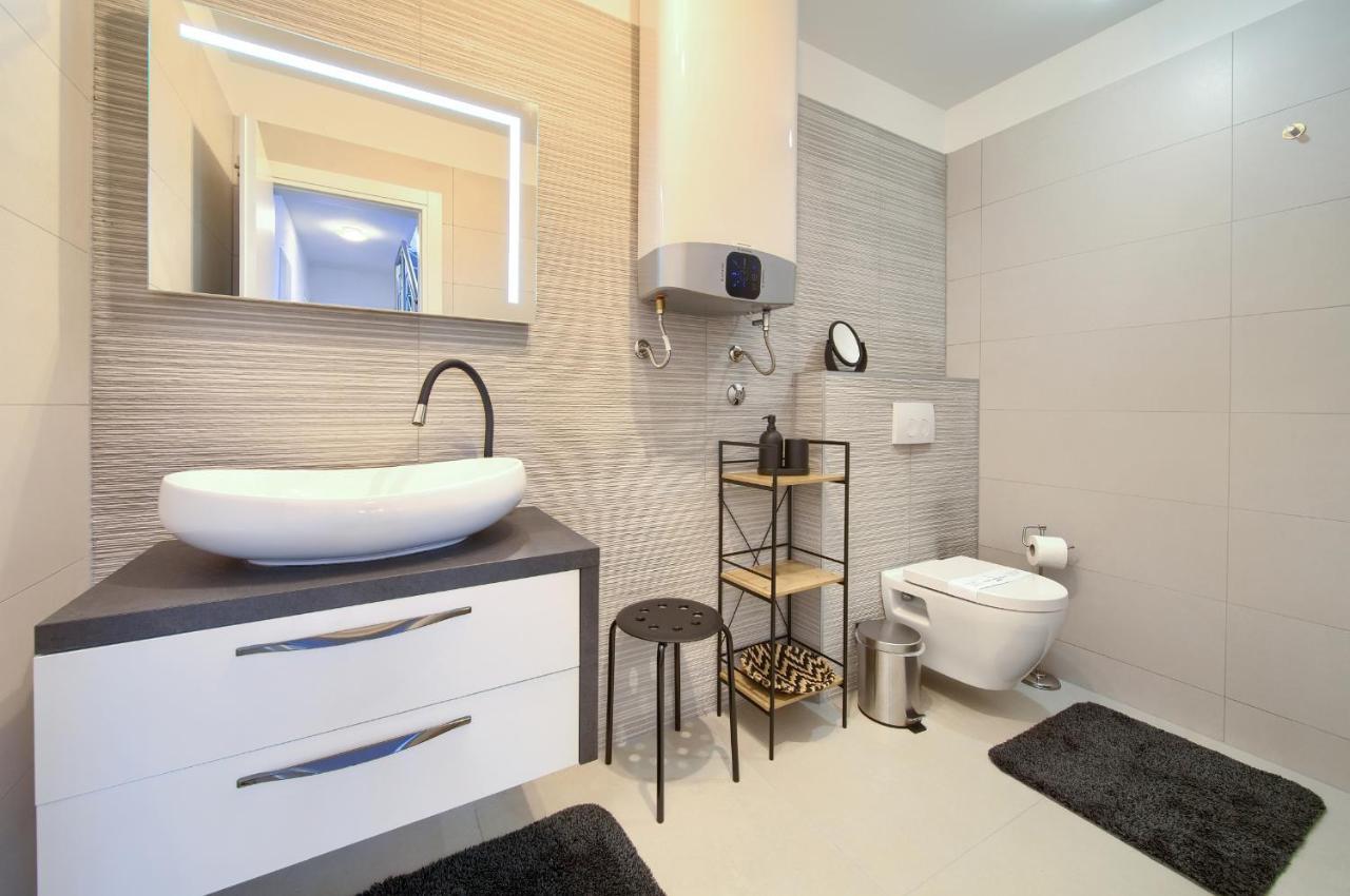 Villa Solis Lacus Modern Apartment - Private Heated Pool - Smart Tv Sky X - Free Parking Njivice Kültér fotó