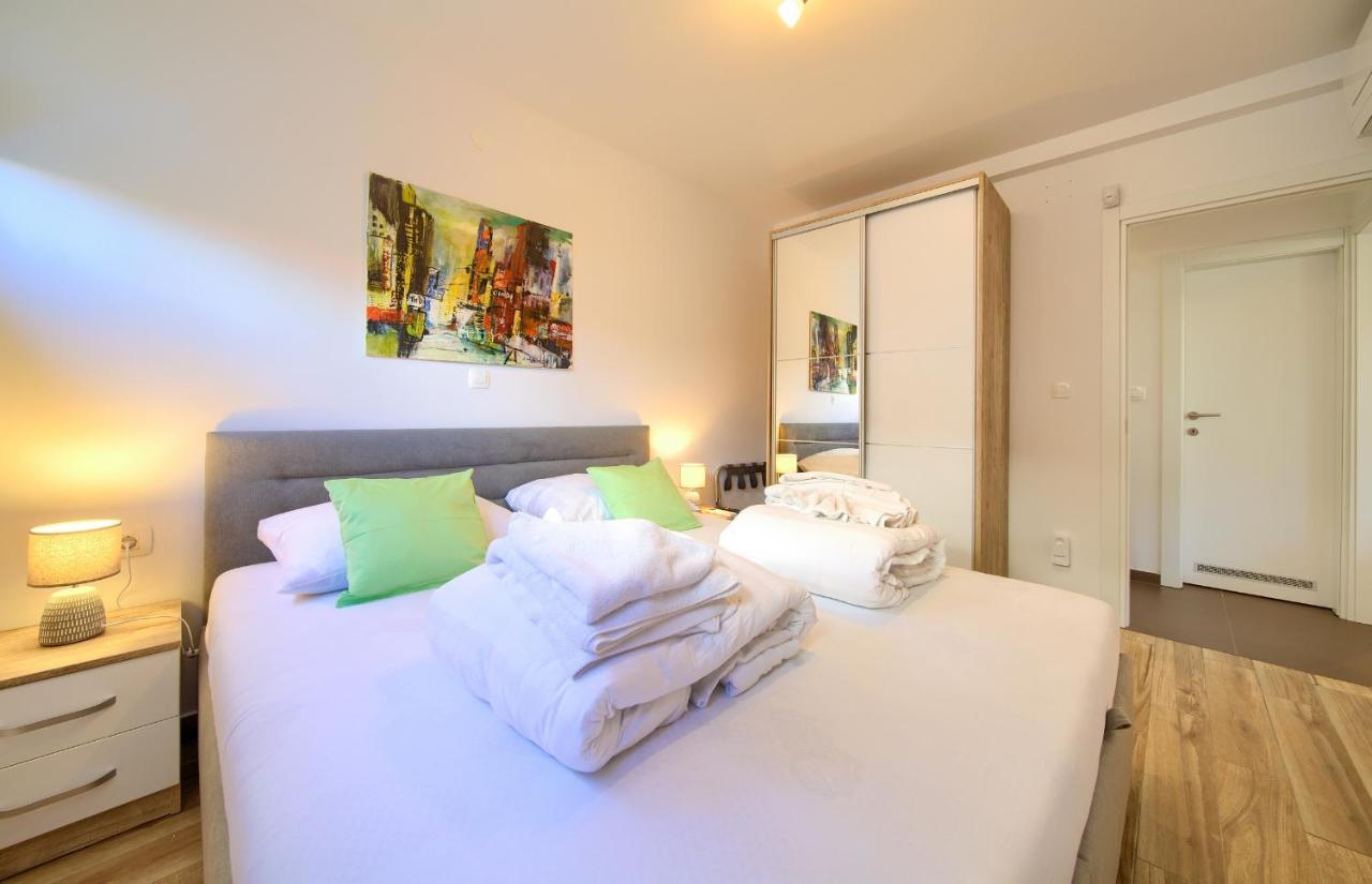 Villa Solis Lacus Modern Apartment - Private Heated Pool - Smart Tv Sky X - Free Parking Njivice Kültér fotó